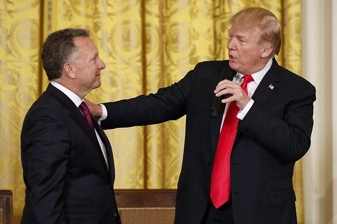 2018년 트럼프 대통령 집권 1기 당시 백악관 행사에 참석한 윗코프(왼쪽). 워싱턴=AP 뉴시스