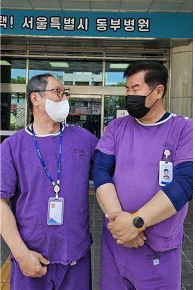 서울시 동부병원 노숙인 공공일자리에서 근로하고 있는 강 모씨(좌)와 윤 모씨(우).(서울시 제공)