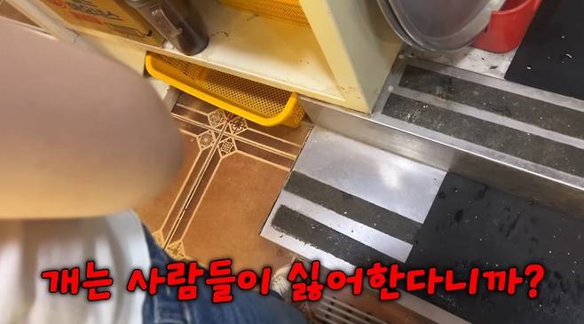 허우령 씨의 요청을 거절하는 횟집 사장. 유튜브채널 우령의 유디오 캡처