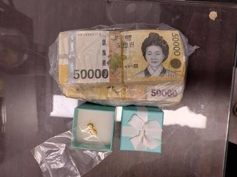 경찰이 찾아 준 노부부의 돈과 금 2돈.(기장경찰서 제공. 재판매 및 DB 금지)