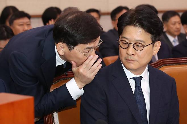 이창수 서울중앙지방검찰청장이 18일 오전 서울 여의도 국회에서 열린 법제사법위원회의 서울중앙지방검찰청, 서울고등검찰청 등에 대한 국정감사에 출석해 조상원 중앙지검4차장 검사와 귀엣말을 하고 있다.2024.10.18/뉴스1