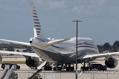 지난 15일 미국 플로리다주 웨스트팜비치의 공항에서 제작된 지 12년 된 카타르 소유 보잉 747-8 항공기 옆에 도널드 트럼프 미국 대통령의 방탄차량이 주차돼 있다. 트럼프 대통령은 이날 이 항공기 안팎을 둘러봤다. 플로리다 팜비치(미국) 로이터=연합뉴스