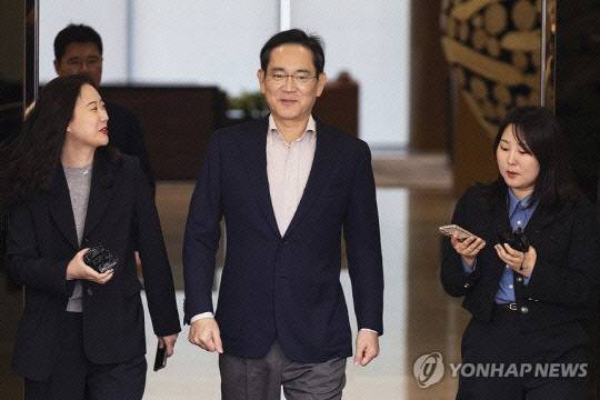 이재용 삼성전자 회장이 지난달 강서구 서울김포비즈니스항공센터(SGBAC)를 통해 귀국하고 있다. 연합뉴스