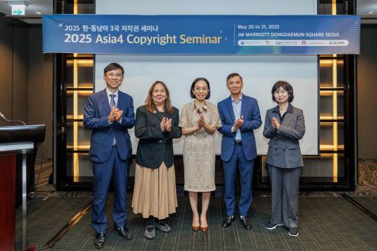 '2025 한-동남아 3국 저작권 세미나'에 참석한 각국 대표단이 기념촬영을 하고 있다. 왼쪽부터 한국저작권보호원 박정열 원장, 필리핀 지식재산청 앤 카보찬 부청장, 태국 지식재산청 누사라 칸자나쿨 청장, 베트남 문체부 짠 황 저작권국장, 문체부 정향미 저작권국장. 문체부 제공