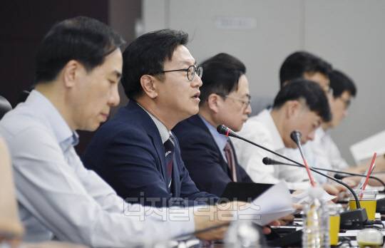 김범석 기획재정부 장관 직무대행 1차관이 20일 서울 종로구 한국무역보험공사에서 열린 '제5차 지속가능경제 정책협의회'를 주재, 모두발언을 하고 있다. 사진=기획재정부