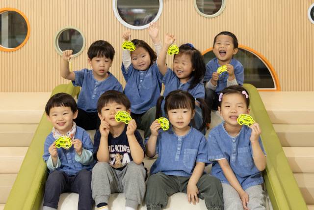 볼보코리아, 한국보육진흥원과 협력해 육아종합지원센터에 어린이 안전 키링 1만5800개 기증. 볼보코리아 제공