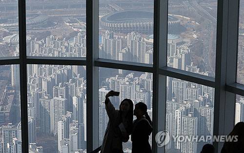 서울 롯데월드타워 전망대에서 바라본 아파트 단지. [연합뉴스 자료사진]