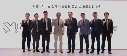 김완기(왼쪽 다섯번째)특허청장이 20일 서울 성동구에 위치한 SM엔터테인먼트를 방문해 퍼블리시티권 침해 대응 현황 점검 및 보호방안에 대해 논의하고 기념촬영을 하고 있다. 특허청 제공