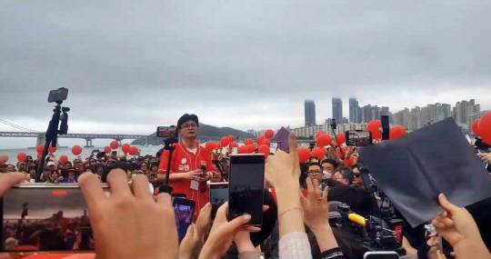 한동훈 국민의힘 전 대표가 20일 부산 수영구 광안리해수욕장에서 당원·지지자들을 만나, 이재명 더불어민주당 대선후보를 비판하고 김문수 당 대선후보에 대한 투표를 독려하는 현장 연설을 하고 있다.<한동훈 국민의힘 전 대표 측 제공 영상 갈무리>