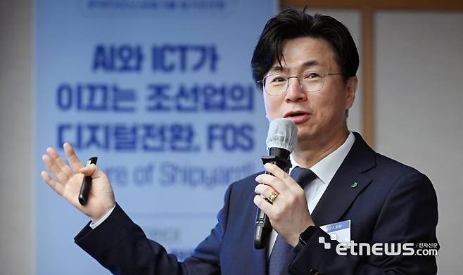 한국IT리더스포럼 5월 정기 조찬회가 20일 서울 중구 프레스센터에서 열렸다. 이태진 HD현대 전무가 'AI와 ICT가 이끄는 조선업의 디지털전환, FOS'를 주제로 발표하고 있다.  이동근기자 foto@etnews.com