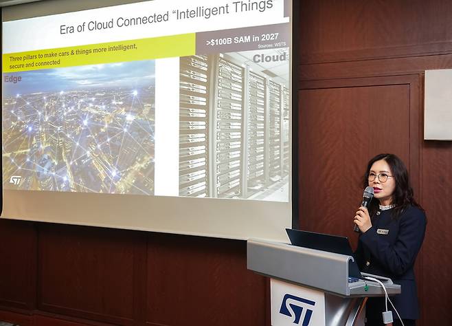 최경화 ST마이크로일렉트로닉스 이사가 20일 서울 강남구 노보텔 앰배서더 호텔에서 열린 기자 간담회에서 발표하고 있다. (사진=ST)