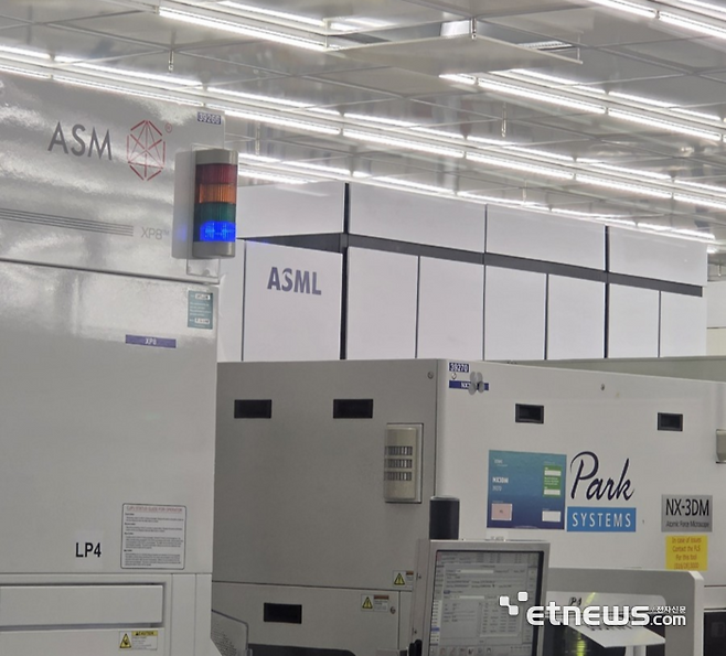 한국 기업 파크시스템스가 개발한 검사·계측장비가 ASM, ASML과 같은 세계적 회사의 반도체 제조장비와 함께 아이멕(imec) 클린룸에 설치돼 있었다. (사진=박진형 기자)