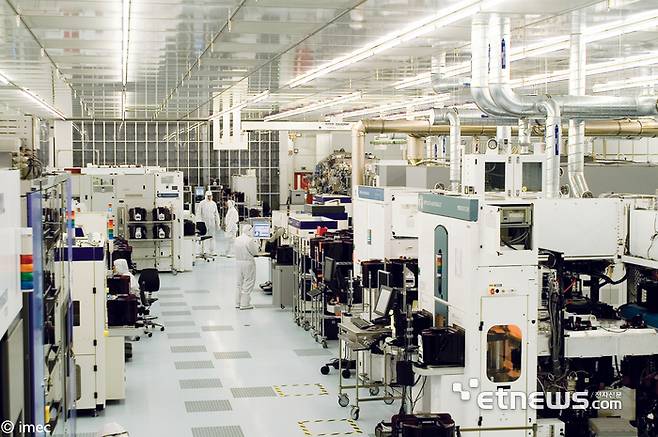 세계 주요 반도체 장비사들의 수많은 웨이퍼 제조 장비가 imec 클린룸에 설치되어 있다.