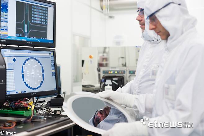 아이멕(imec) 클린룸에서 연구원들이 일하고 있는 모습.