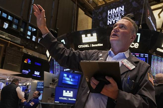 뉴욕 증시가 19일(현지시간) 무디스의 미국 신용등급 강등 충격을 딛고 소폭의 상승세로 마감했다. 그러나 국채는 매도 압박을 받아 가격과 반대로 움직이는 수익률이 상승했다. AP 연합