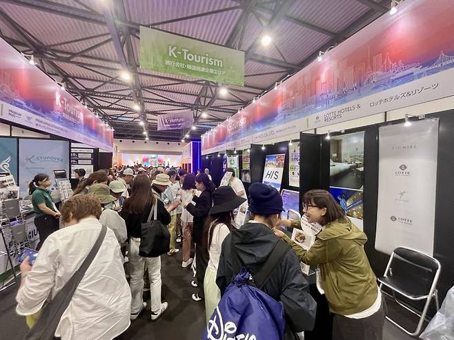 인파로 북적이는 오사카 엑스포 '한국관광 페스타' 부스. 한국관광공사 제공