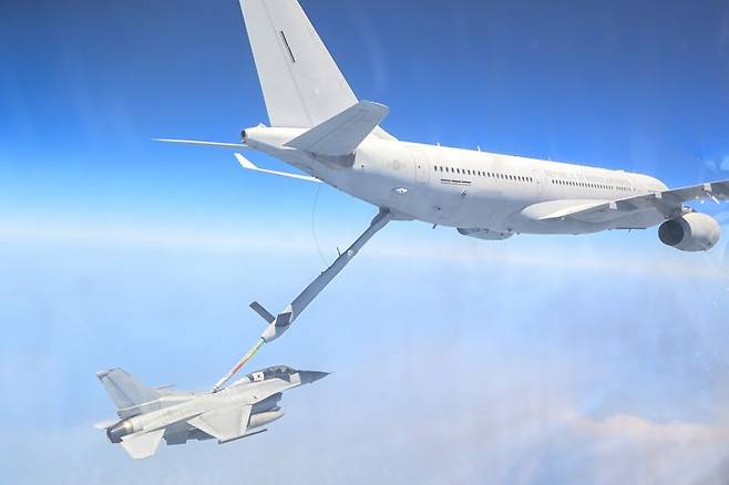 알래스카 레드 플래그 훈련 참가에 앞서, 지난 5월 12일(월) 윤해림 소령이 조종하는 KF-16 전투기가 KC-330 다목적 공중급유수송기로부터 공중급유를 받고 있다. 공군 제공