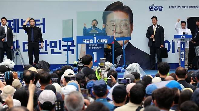 더불어민주당 이재명 대선 후보가 20일 경기 의정부 로데오거리에서 열린 유세에서 시민들에게 지지를 호소하고 있다. 사진=서동일 기자