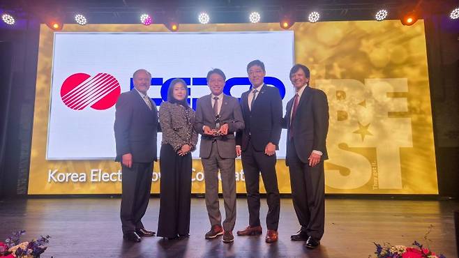 한국전력공사 관계자들이 19일(현지시간) 미국 워싱턴에서 열린 'ATD 2025 Awards Ceremony'에서 'HRD BEST Awards'를 수상하고 기념촬영을 하고 있다. 한국전력공사 제공