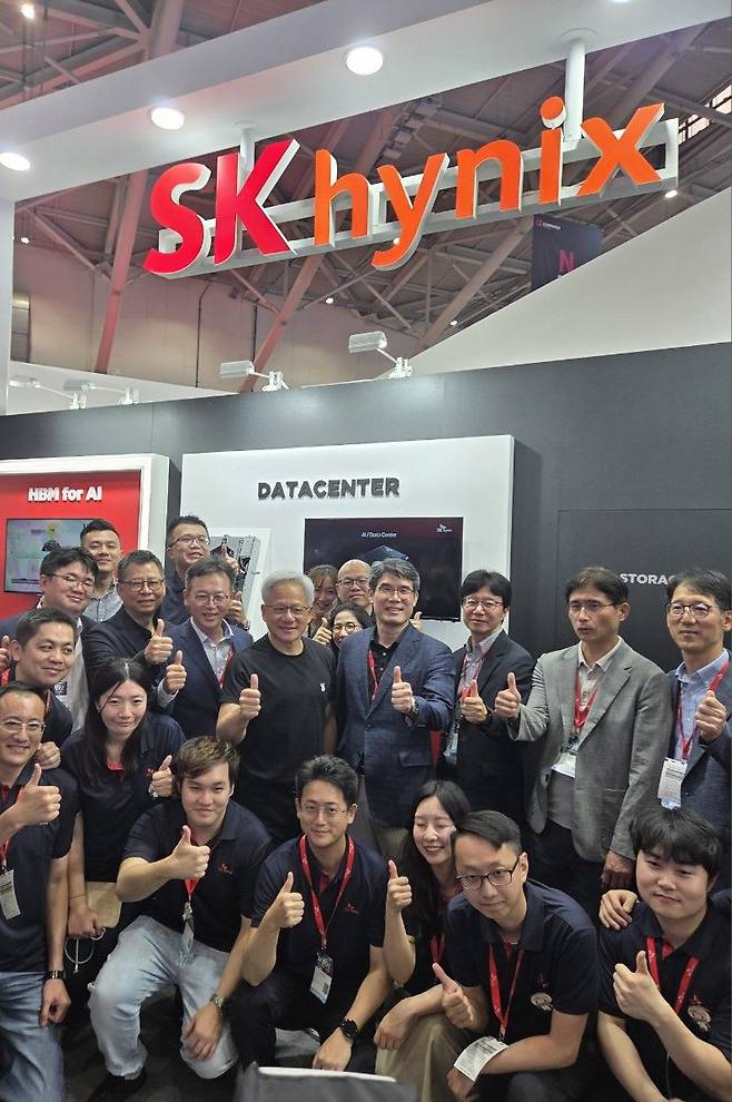 엔비디아 젠슨 황 CEO(뒷줄 왼쪽 네번째)가 대만 타이베이에서 열린 컴퓨텍스 2025 내 SK하이닉스 부스를 둘러본 뒤 SK하이닉스 관계자들과 기념촬영을 하고 있다. 사진=장민권 기자