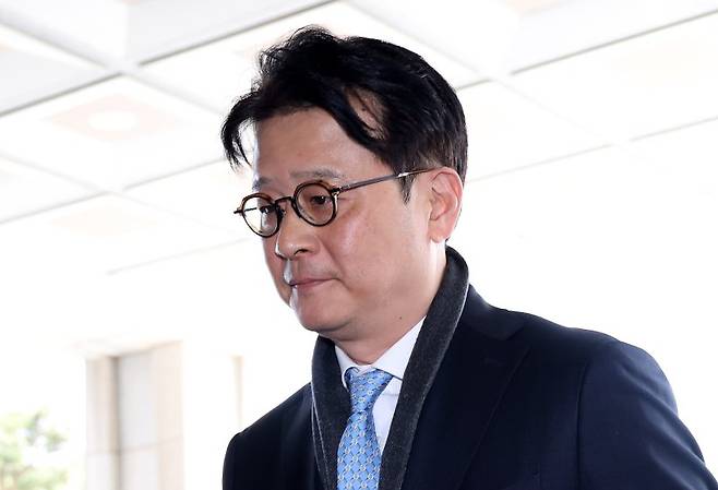 이창수 서울중앙지검장이 지난 3월 13일 헌법재판소의 기각 결정으로 직무에 복귀해 서울 서초구 서울중앙지검으로 들어서고 있다. 사진=뉴스1