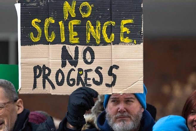 2월19일 미국 일리노이대학교 시카고 캠퍼스에 모인 사람들이 의학 연구를 위한 연방 정부의 자금 지원 중단에 우려를 표명하고 있다. 과학이 없으면 진보도 없다는 손팻말을 들고 있다. 시카고/AFP 연합뉴스