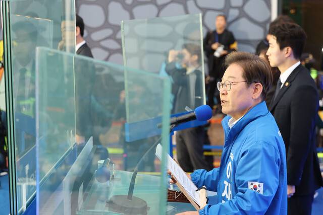 이재명 더불어민주당 대통령 후보가 19일 서울 마포구 KT&G 상상마당 앞에서 방탄유리가 설치된 유세차에 올라 연설하고 있다. 연합뉴스