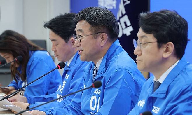 더불어민주당 중앙선대위 윤호중 총괄본부장이 20일 서울 여의도 민주당사에서 열린 제5차 총괄본부장단회의에서 발언하고 있다. 연합뉴스