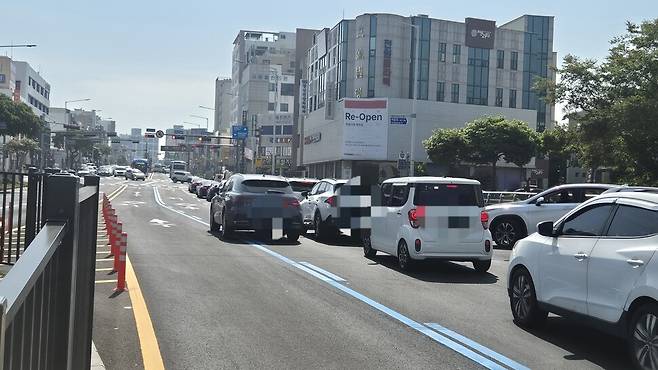 섬식정류장 주변 3차로에 승용차들이 줄지어 있는 가운데 한 승용차가 좌회전을 하기 위해 2차로로 들어서고 있다. 서보미 기자