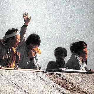 1986년 10월28일 건대 사건 당시 대학 건물을 점거하고 옥상에서 농성을 벌이는 대학생들. 한겨레 자료사진