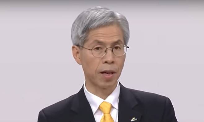 권영국 민주노동당 대통령 후보가 18일 중앙선거관리위원회가 주관하는 첫 번째 대선 후보 티브이(TV) 토론회에서 중대재해처벌법과 차별금지법에 대해 말하고 있다. 에스비에스(SBS) 방송 갈무리