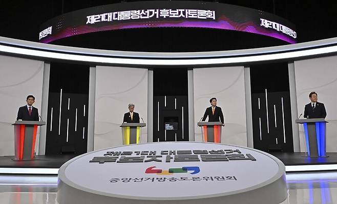 김문수(국민의힘·왼쪽부터)·권영국(민주노동당)·이준석(개혁신당)·이재명(더불어민주당) 대통령 후보가 18일 저녁 서울 마포구 상암동 에스비에스(SBS)에서 열린 경제 분야 첫 티브이(TV) 토론회를 준비하고 있다. 국회사진기자단