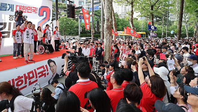 김문수 국민의힘 대선 후보가 20일 오후 서울 송파구에서 열린 ‘송파를 새롭게’ 유세에서 유권자들에게 지지를 호소하고 있다. 20250520