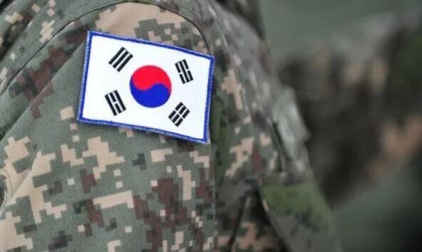 군복을 입은 군인 어깨에 태극기 휘장이 붙어 있다. 게티이미지 뱅크