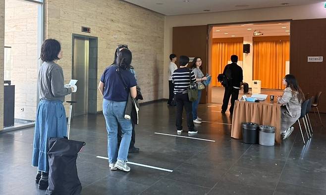 20일(현지시각) 오전 ‘6·3 대선 재외국민 선거’ 투표를 위해 주독일대한민국 대사관을 찾은 교민들.