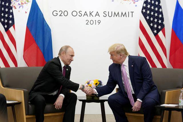 주요 20개국(G20) 정상회의가 열린 일본 오사카에서 2019년 6월 28일 양자 회담을 위해 만난 도널드 트럼프(오른쪽) 당시 미국 대통령과 블라디미르 푸틴 러시아 대통령이 악수하고 있다. 로이터 연합뉴스 자료사진