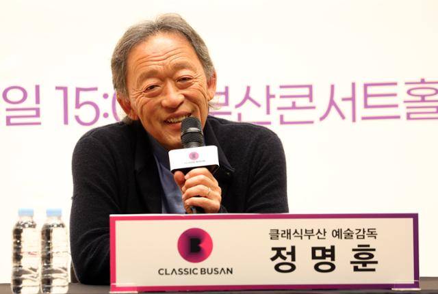 이탈리아 밀라노 라 스칼라 극장 247년 역사상 첫 아시아인 음악감독으로 선임된 지휘자 정명훈 클래식부산 예술감독이 19일 오후 부산 부산진구 부산콘서트홀에서 소감을 밝히고 있다. 부산=뉴시스