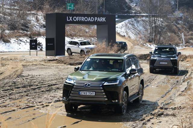 3월 20일 LX 700h 시승회 당시 모습. 전날까지 내린 눈이 녹아 바닥이 온통 진흙이다. 하지만 당당한 자태를 뽐내는 LX 700h . 렉서스코리아 제공