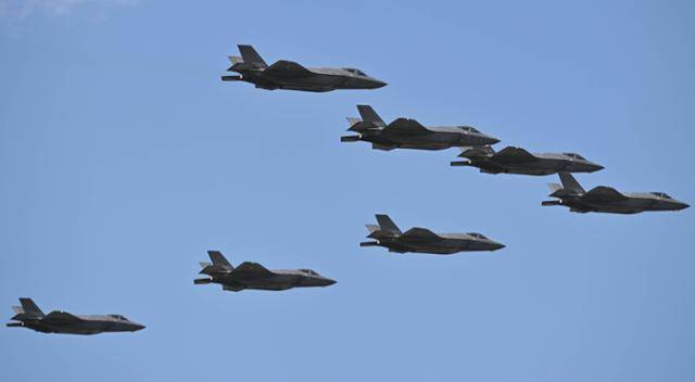 2024년 9월 25일 건군 76주년 국군의 날 미디어데이가 열린 경기 성남시 서울공항에서 F-35A 프리덤 나이트가 편대 비행을하고 있다. 성남=박시몬 기자