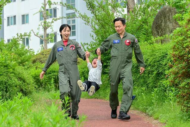 공군 부부 조종사로는 사상 처음으로 해외연합훈련에 함께 참가하는 강명진·윤해림 소령 부부가 2세 아들과 함께 산책하고 있다. 공군 제공