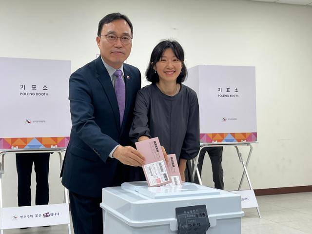 20일 베트남 하노이 주베트남 한국대사관에 마련된 21대 대선 재외국민 선거 투표소에서 최영삼 대사 부부가 기표함에 투표 용지를 넣고 있다. 하노이=허경주 특파원