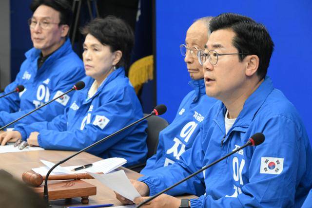 박찬대(맨 왼쪽) 더불어민주당 상임총괄선거대책위원장이 19일 여의도 중앙당사에서 열린 중앙선거대책위원회의에서 발언하고 있다. 고영권 기자