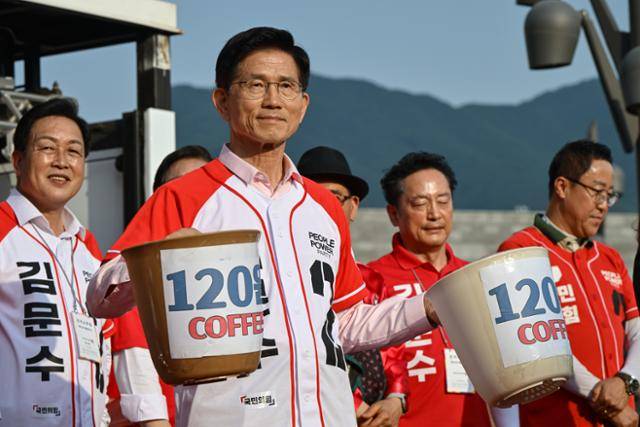 김문수 국민의힘 대선 후보가 20일 경기 하남시 스타필드 앞에서 열린 집중 유세에서 ‘120원 커피’라고 적힌 화분을 손에 들고 있다. 하상윤 기자