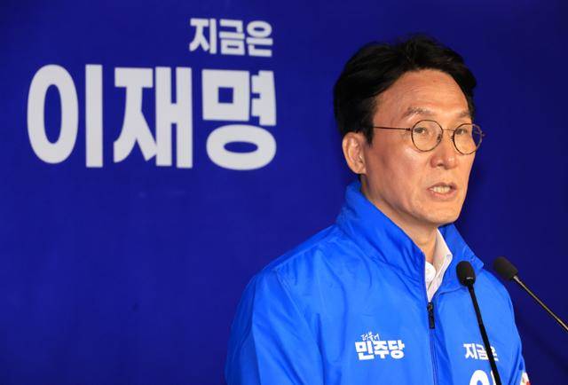 = 더불어민주당 김민석 상임공동선대위원장이 15일 서울 여의도 중앙당사에서 기자간담회를 하고 있다. 연합뉴스