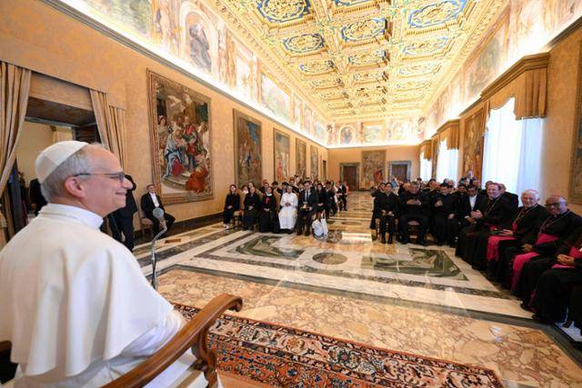 바티칸미디어가 제공한 사진에서 교황 레오 14세가 19일 바티칸에서 페루 람바예케 지역 대표단과의 만남을 갖고 있다. 바티칸=AFP 연합뉴스