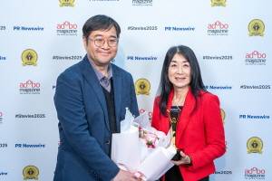 대한치매학회 최성혜 이사장(오른쪽)과 이찬녕 수련이사(왼쪽)가 5월 13일 ‘2025 아시아 퍼시픽 스티비 어워즈’ 시상식에서 금상 수상 후 기념촬영을 하고 있다.​/사진=대한치매학회 제공