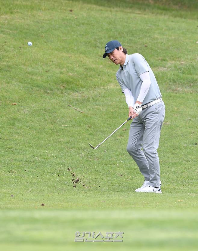 대한축구협회, 한국프로축구연맹, 울산 HD, 포항스틸러스가 주최하고 일간스포츠, 스포츠서울, 스포츠조선, 스포츠경향, 스포츠동아, 세계비즈앤스포츠월드 등 스포츠전문 미디어 6개사가 후원하는 ‘2025년 축구인 골프대회’가 19일 경기도 용인 코리아CC에서 열렸다. 홍명보 대표팀 감독이 세컨샷하고있다 용인=정시종 기자 capa@edaily.co.kr /2025.05.19.