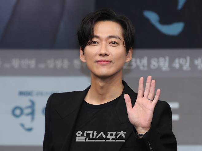 배우 남궁민이 4일 오후 서울 마포구 상암MBC 골든마우스홀에서 열린 MBC 금토드라마 '연인' 제작발표회에 참석해 포토타임을 갖고 있다. '연인'은 병자호란을 겪으며 엇갈리는 연인들의 사랑과 백성들의 생명력을 다룬 휴먼역사멜로 드라마로 오늘(4일) 밤 9시 50분 첫 방송. 서병수 기자 qudtn@edaily.co.kr /2023.08.04/