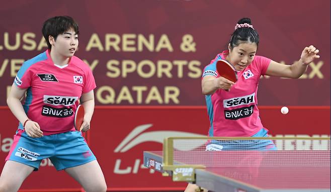 신유빈(오른쪽), 유한나가 20일(한국시간) 카타르 도하 카타르대학교 스포츠 컴플렉스에서 열린 2025 국제탁구연맹(ITTF) 세계선수권대회 여자복식 32강 조르지나 포타(헝가리), 드 누트(룩셈부르크) 조와 경기를 펼치고 있다. 2025. 5. 19. 사진공동취재단
