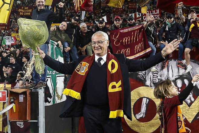 <yonhap photo-2896=""> epa12115307 Roma?s coach Claudio Ranieri greets supporters as he is honored after the Italian Serie A soccer match between AS Roma and AC Milan, in Rome, Italy, 18 May 2025. EPA/ANGELO CARCONI/2025-05-19 06:55:11/ <저작권자 ⓒ 1980-2025 ㈜연합뉴스. 무단 전재 재배포 금지, AI 학습 및 활용 금지></yonhap>